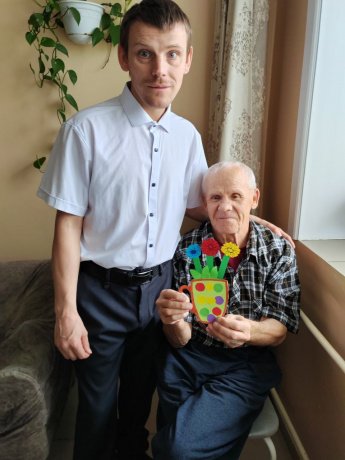 «Дарим тепло: вручение открыток в День пожилого человека»